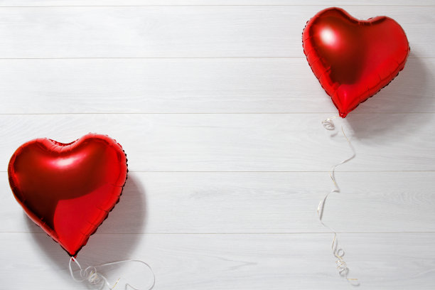 情人节红心形状气球在白色的木制背景。俯视图，复制空间情人节的概念。浪漫的爱情节日礼物配件。模拟模板空白桌面图片下载