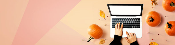 秋天南瓜与人使用笔记本电脑图片下载