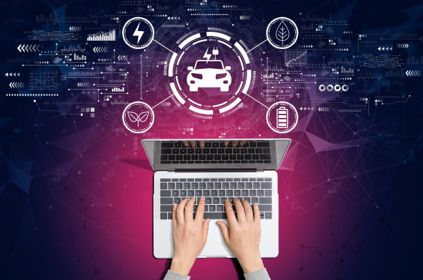 电动汽车概念与人使用笔记本电脑图片下载