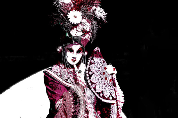 夕阳昏暗灯光下精致的面具图片下载