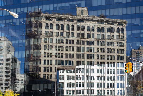 建筑立面上的多重反射和光效果图片下载