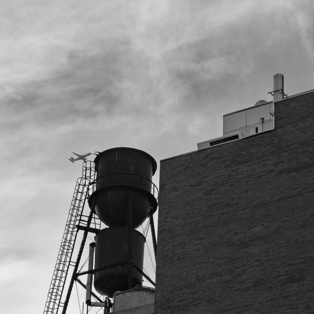 建筑物上的水塔图片下载