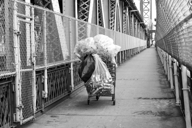 威廉斯堡桥上无人看管的购物车图片下载