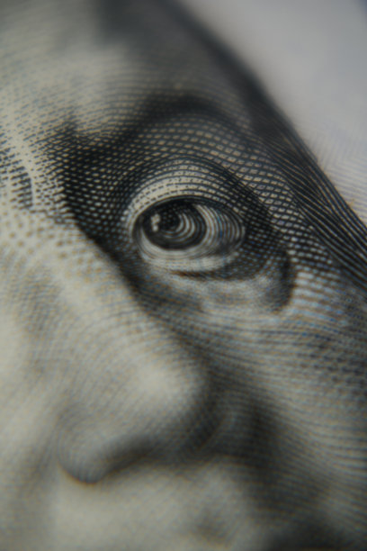 一张100美元钞票上本杰明·富兰克林头像的特写镜头。图片下载
