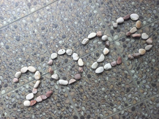 根据岩石的排列，编号2023。以石头为背景，迎接2023年新年。用于背景、模板、贺卡、海报、传单和小册子图片下载