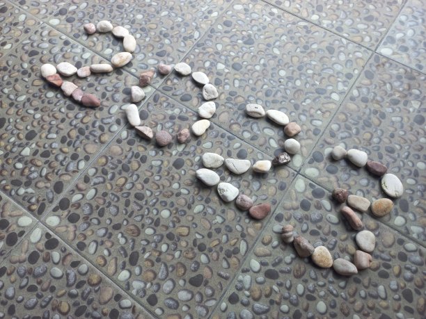 根据岩石的排列，编号2023。以石头为背景，迎接2023年新年。用于背景、模板、贺卡、海报、传单和小册子图片下载