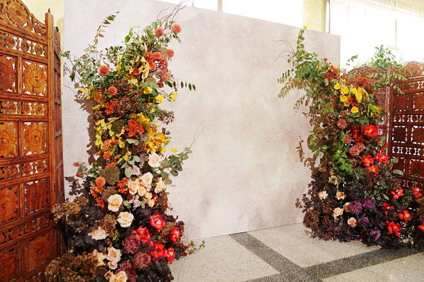 餐厅或房子里的人造花拍照区。图片下载