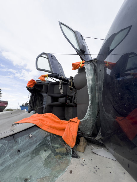 交通事故现场:消防队员打开车辆，对伤者进行内部救援。救援实践。图片下载