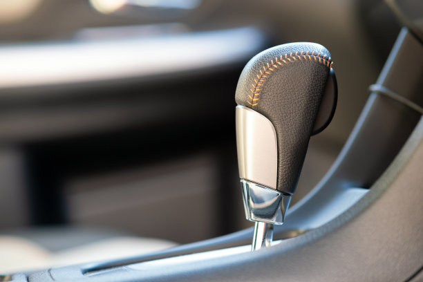 汽车自动变速器变速杆特写。车辆内饰细节图片下载