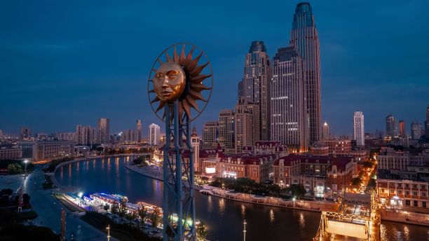 美丽的天际线，一个现代城市的黄昏图片下载