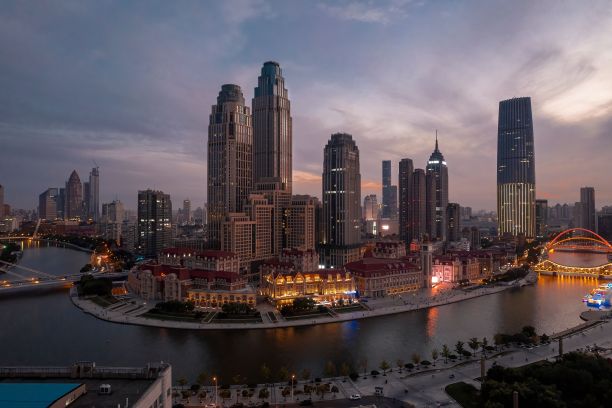 美丽的天际线，一个现代城市的黄昏图片下载