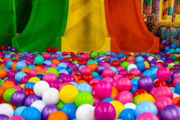 滑梯附近的游戏室里有彩色塑料球图片下载