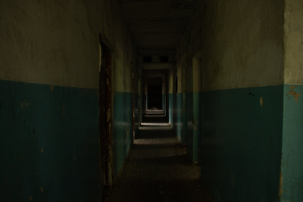 乌克兰第聂伯罗市空置房屋的黑暗废弃走廊图片下载