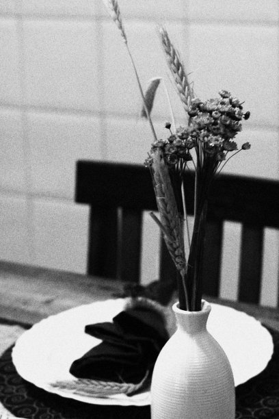 白色花瓶与花和小麦。盘子和餐具。表格椅子图片下载