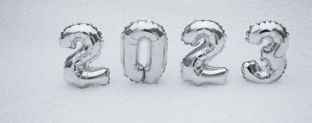 2023年新年的银色数字横幅，在冬季的白色白雪背景上复制空间图片下载
