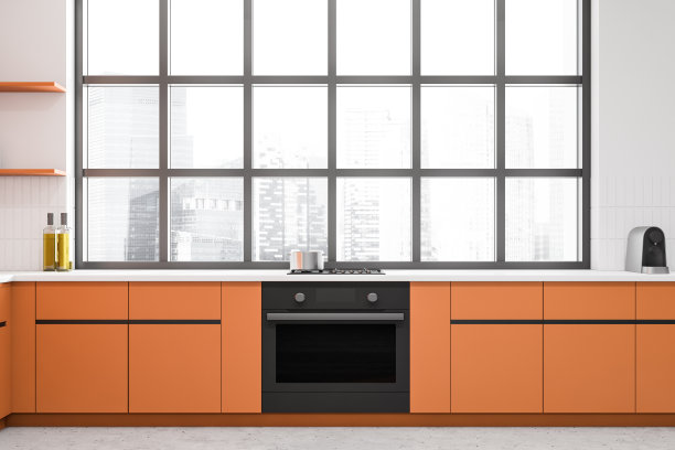 正面视野明亮的厨房室内与全景窗图片下载