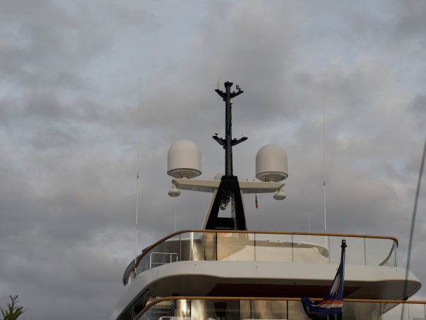 港口里的豪华游艇图片下载