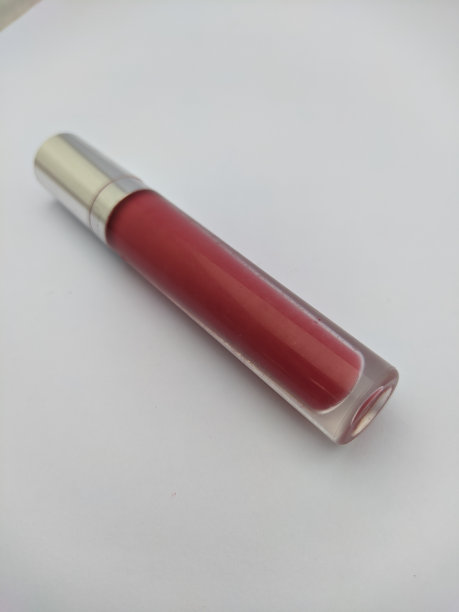 唇膏霜，在白色的背景上美化女性的嘴唇图片下载