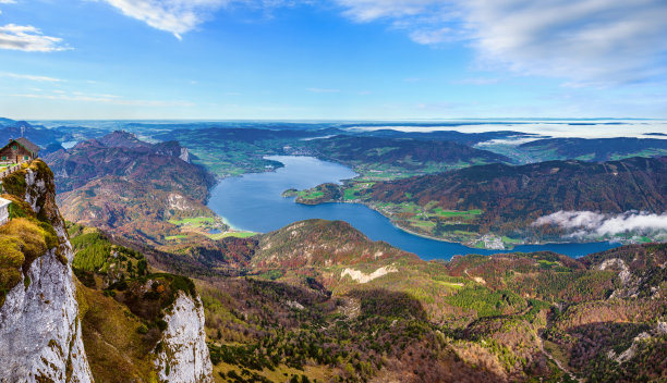 上奥地利萨尔茨卡默古特，从Schafberg视点看阿尔卑斯山脉湖泊如画的秋天。图片下载