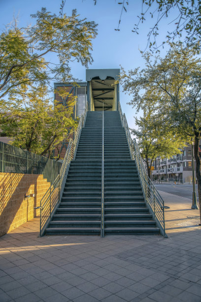凤凰城，亚利桑那州-楼梯的人行桥与平台和栏杆图片下载