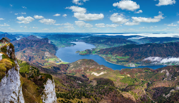 上奥地利萨尔茨卡默古特，从Schafberg视点看阿尔卑斯山脉湖泊如画的秋天。图片下载