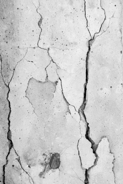 混凝土墙体开裂，受地震和地面塌陷影响的水泥角处墙体断裂图片下载