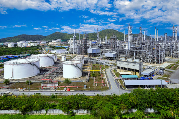 以蓝天为背景的石化工厂的工业建筑。图片下载