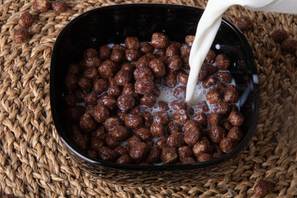 照片麦片早餐球上面有牛奶图片下载