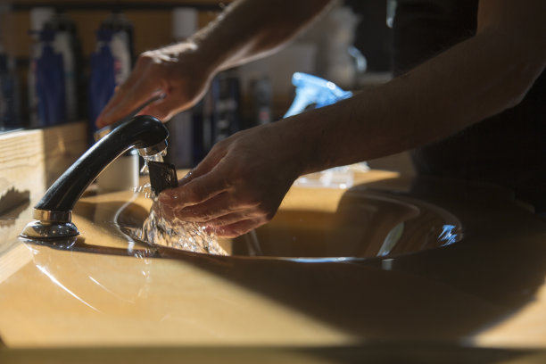 理发后在理发店清洁头发。水平特写工作手。图片下载