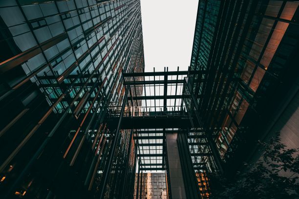 低角度拍摄的现代建筑在城市地区的建设图片下载