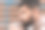 特写照片中，一名留着胡子、穿着高领毛衣的年轻男子一边喝着一次性咖啡，一边戴着无线耳机。图片下载