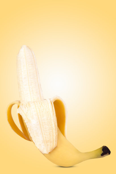 一个成熟的香蕉在黄色的背景。图片下载