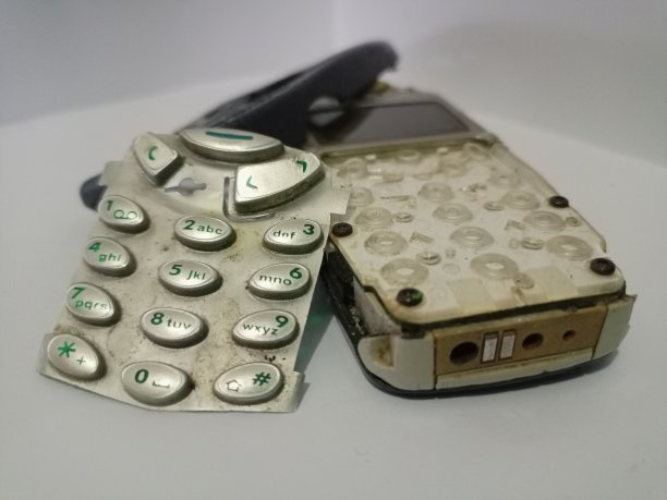 坏掉的手机(手机)在白色背景上图片下载