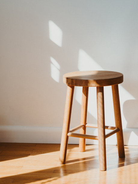 棕色木凳在房间镶木地板与阴影图片下载