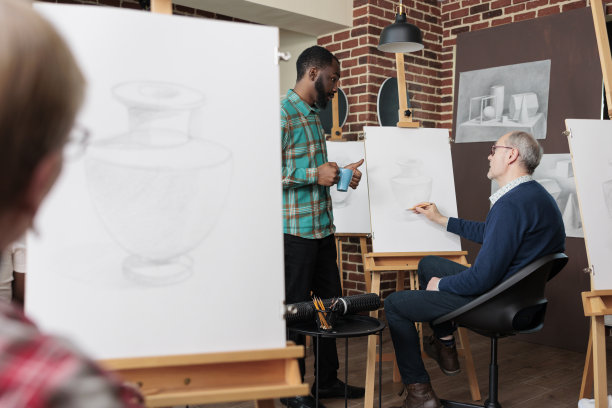 年轻绘画老师给学生讲解绘画技巧图片下载