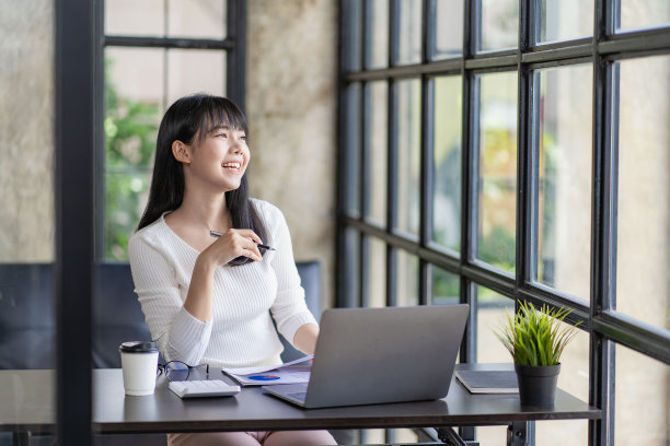 美丽的亚洲女性在咖啡馆的笔记本电脑上在线工作，商业放松和休息时间独立工作和商业财务成功图片下载