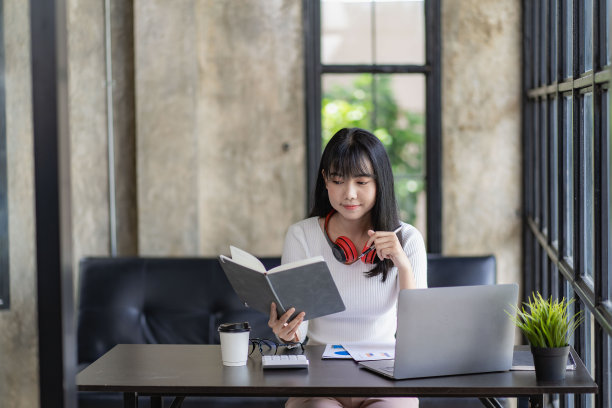 美丽的亚洲女性在咖啡馆的笔记本电脑上在线工作，商业放松和休息时间独立工作和商业财务成功图片下载