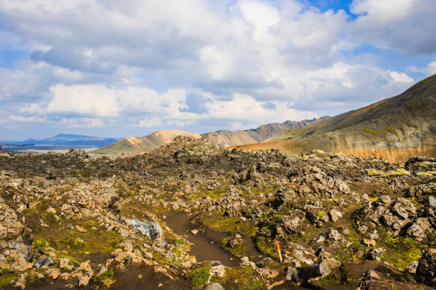 徒步旅行在色彩缤纷的山脉，绿色苔藓，地热池，美丽的火山山谷的高地，冰岛图片下载