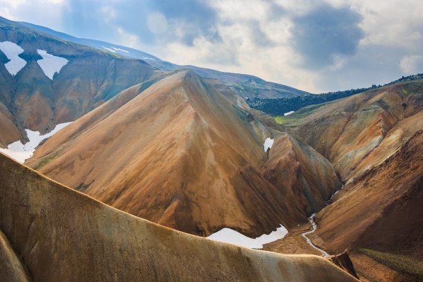 徒步旅行在色彩缤纷的山脉，绿色苔藓，地热池，美丽的火山山谷的高地，冰岛图片下载