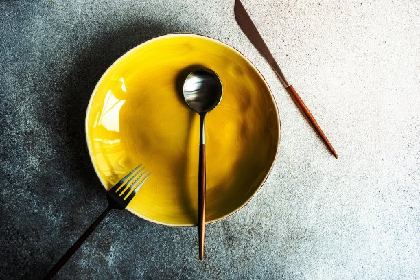 极简的餐桌设置与盘子和餐具图片下载