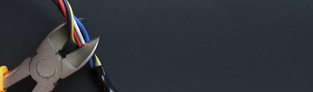 钳子工具在黑色背景上切割红色电线特写，服务和维修概念。用钳子剪电线。横幅，全景照片图片下载