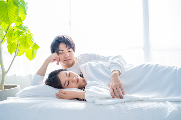 丈夫叫醒了睡在卧室床上的妻子。图片下载