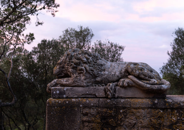 马略卡岛的日出伴随着戏剧性的光线图片下载