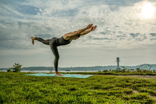 一个女人在大自然中练习瑜伽图片下载
