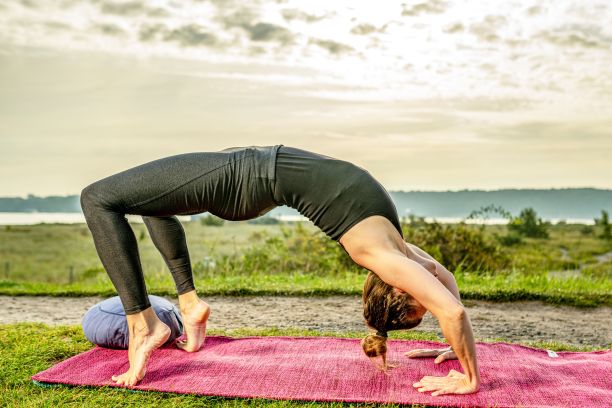 日出时，一名女子在桥上摆姿势图片下载