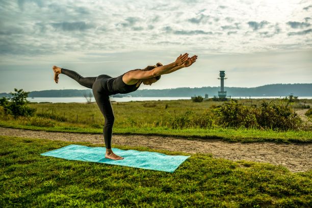 来自德国的白人女子在公园里做瑜伽图片下载