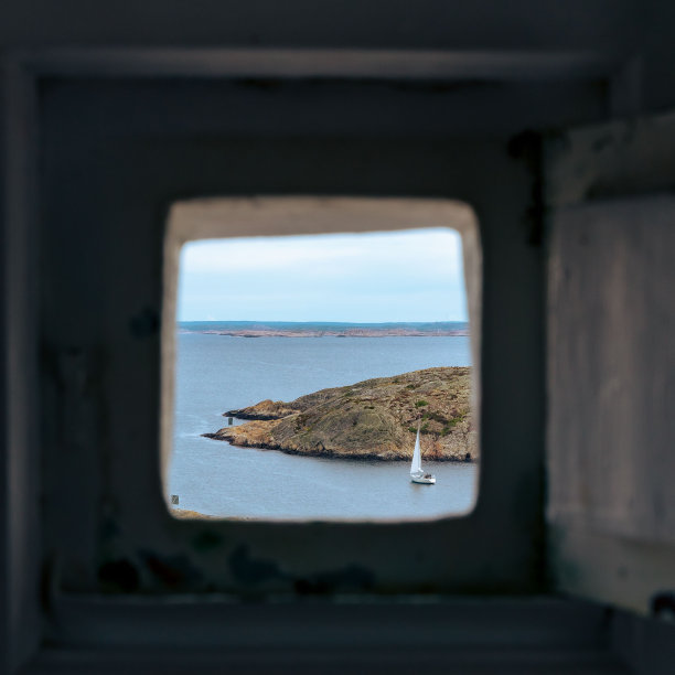 从瑞典的一扇旧窗户看到的韦瑟岛的美丽照片图片下载