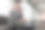 高级企业家在办公室边用笔记本电脑边用智能手机聊天。图片下载