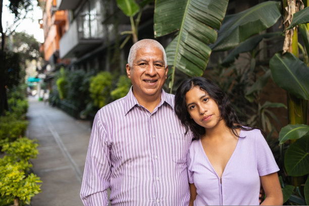 爷爷和孙女站在街上的照片。图片下载