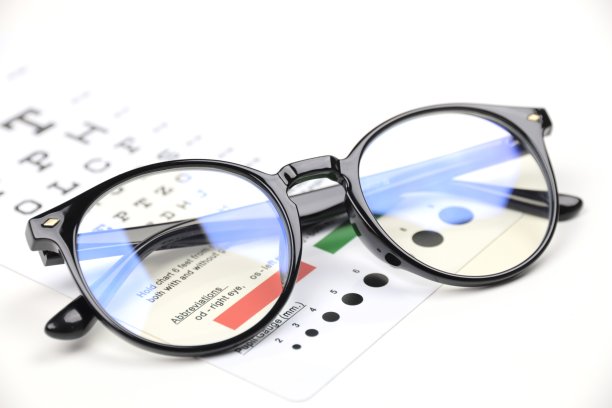 黑色眼镜在海图上，眼镜架在桌子上图片下载